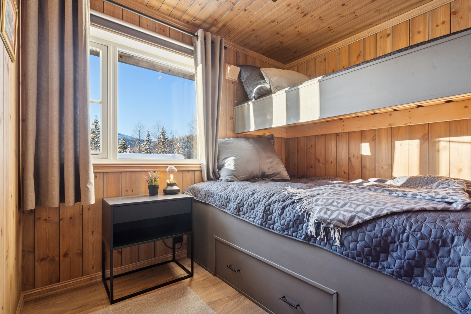 Soverommene har gode vindusflater og naturskjønn utsikt. Galleribilde