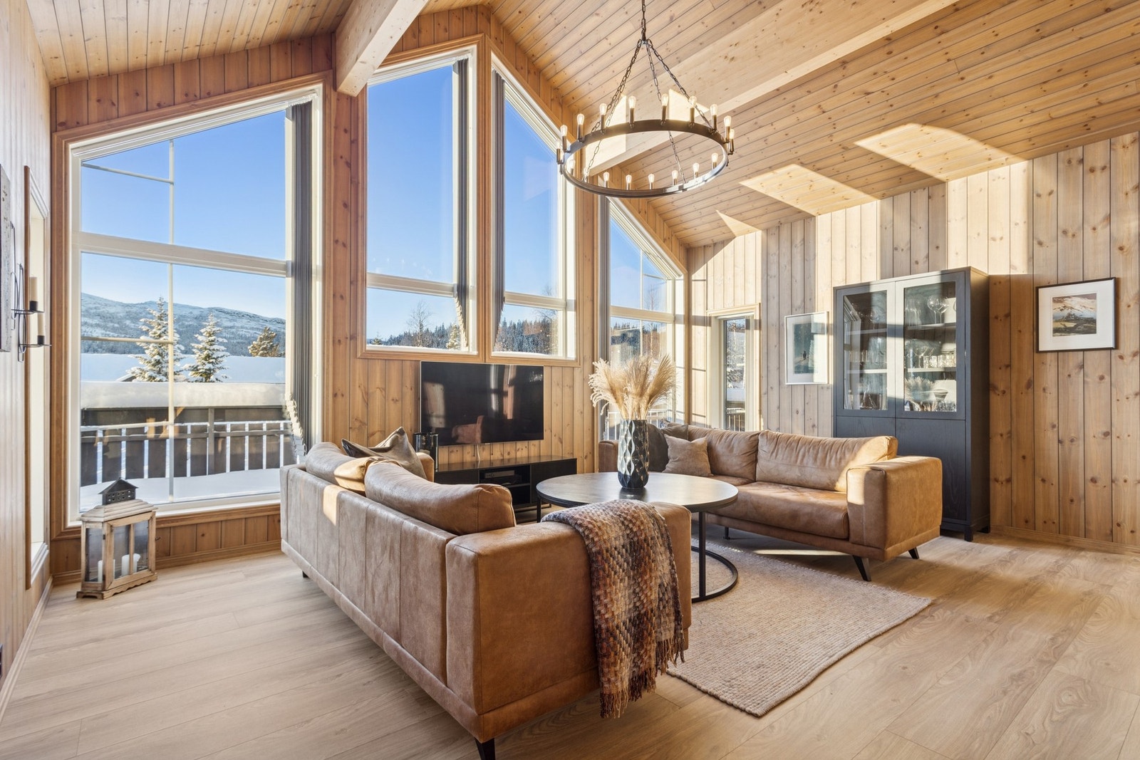 Det er svært god plass til sofagruppe og annet møblement i stuen. Galleribilde