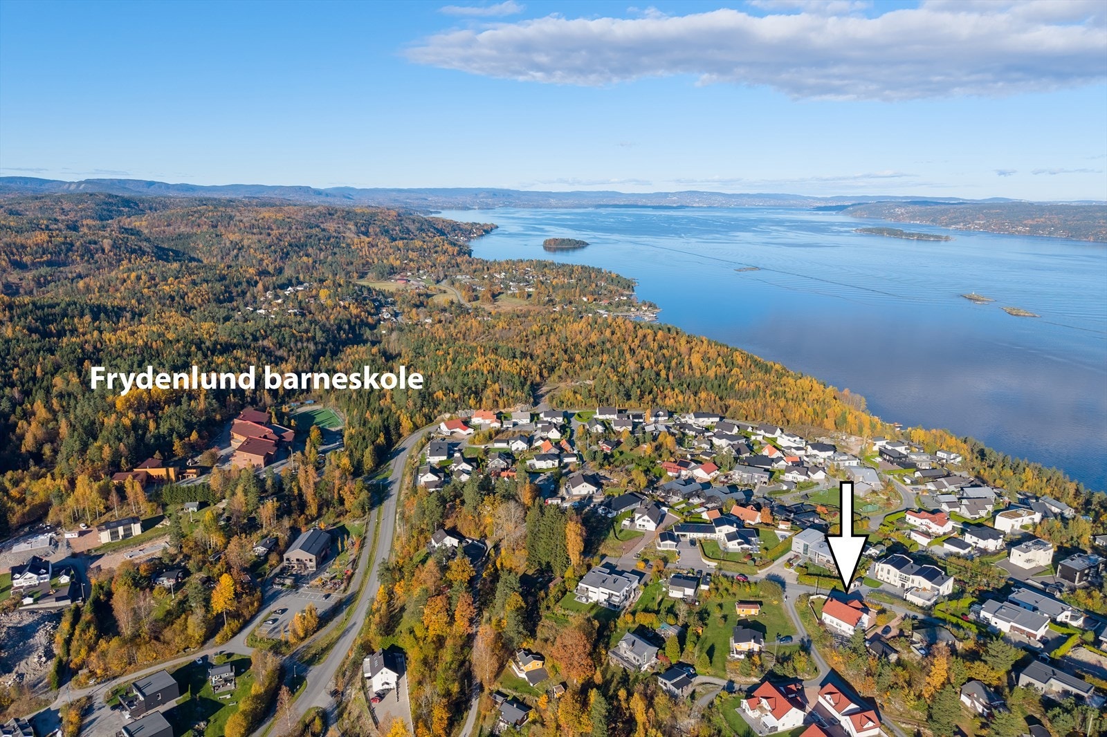 I nærområdet finnes et nytt oppvekstsenter som inkluderer barnehage og barneskole, noe som gjør beliggenheten ideell for barnefamilier. Galleribilde