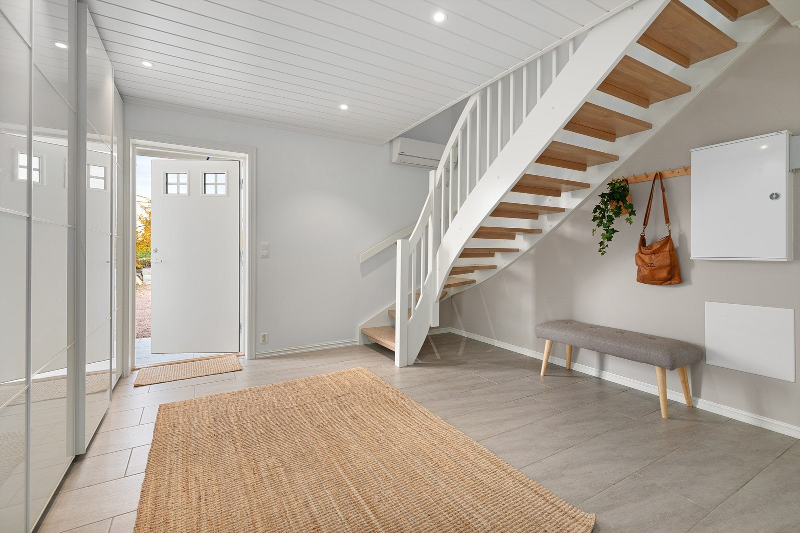 Lys og innbydende entré med god plass til oppbevaring i en stor skyvedørsgarderobe som holder yttertøy og sko pent skjult. Galleribilde