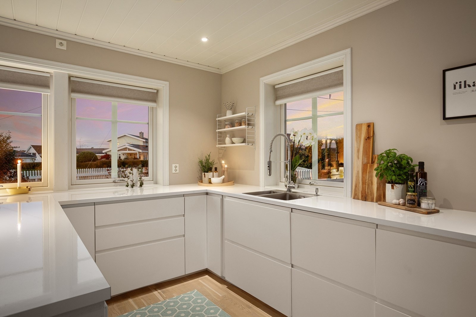 Innredningen er utstyrt med integrerte hvitevarer, inkludert oppvaskmaskin, stekeovn, platetopp, kjøleskap og fryseskap. Galleribilde