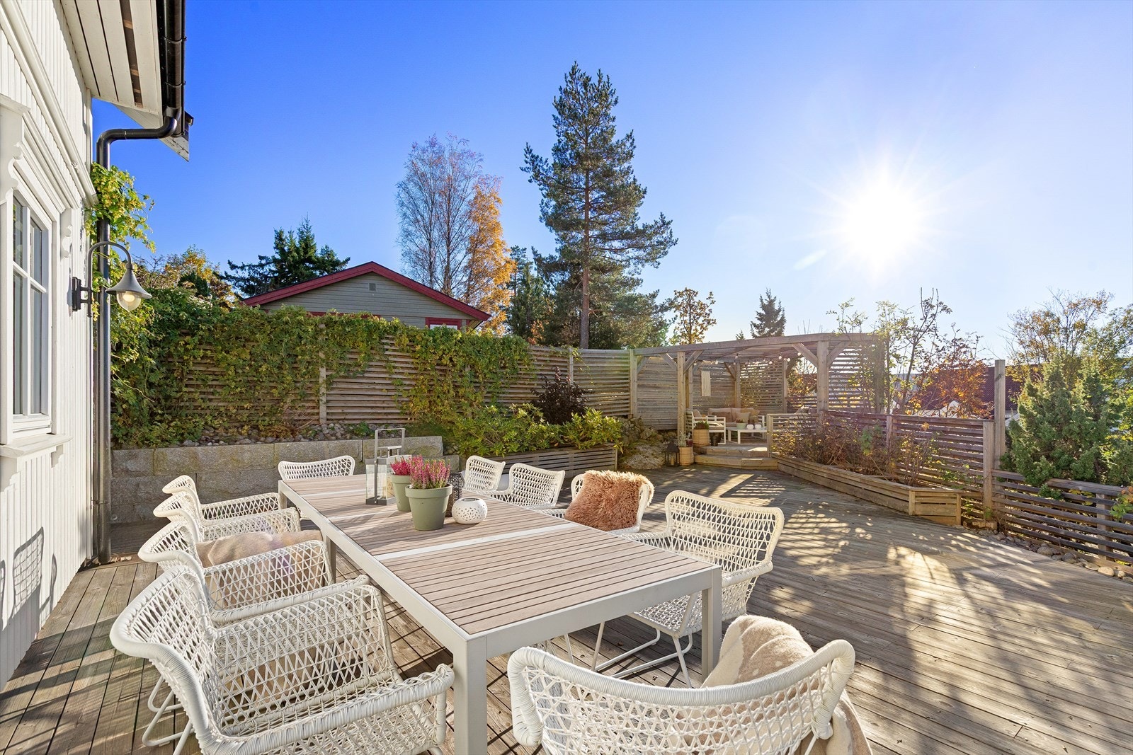 Fra stuen er det utgang til en syd-vestvendt terrasse på ca. 98 kvm, hvor deler er overbygget med pergola på ca. 15 kvm - perfekt for lange sommerdager og hyggelige kvelder. Galleribilde