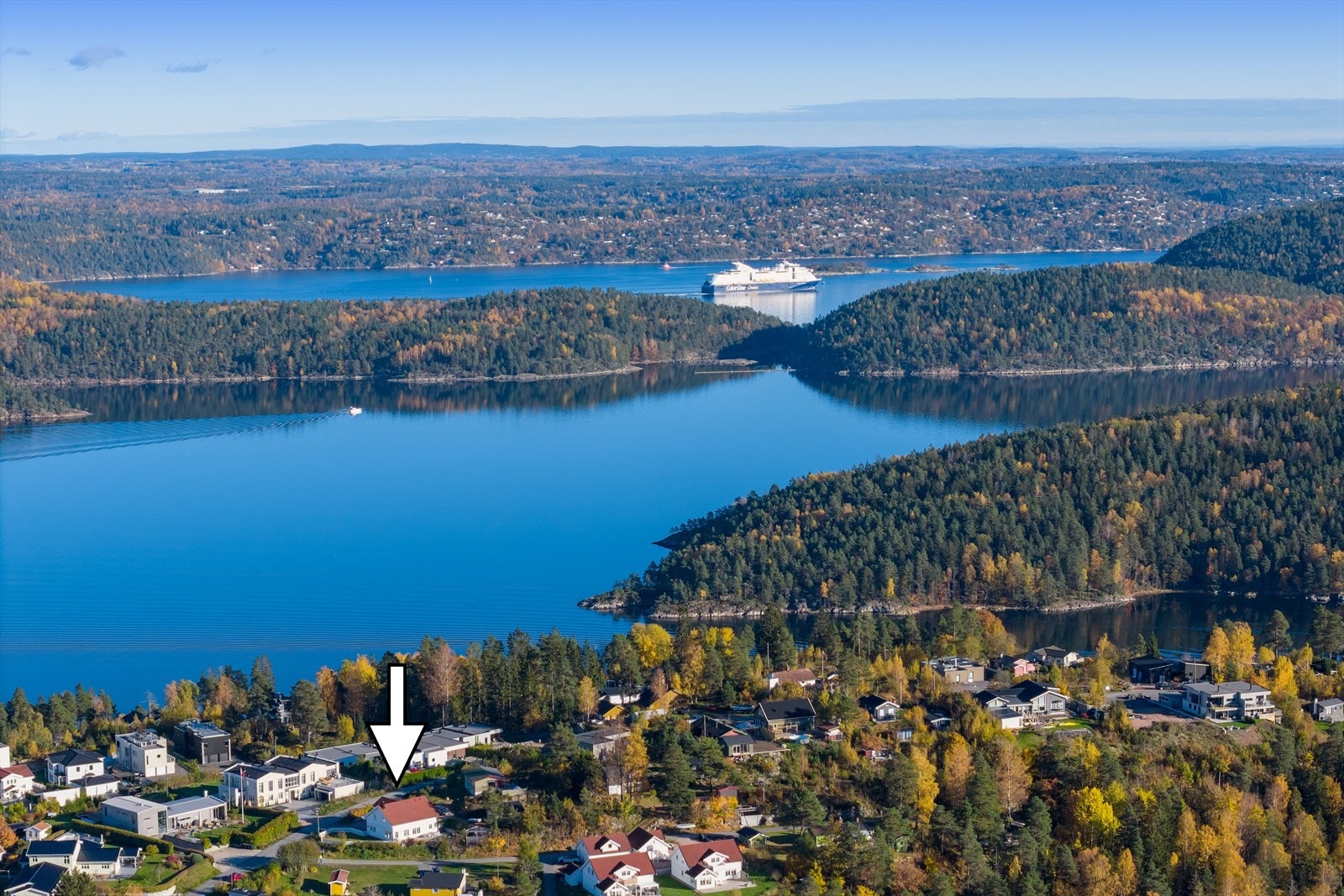 Badestrand ligger ca. 10-15 minutters gange unna, og sjøen med fine bade- og fiskemuligheter er også like i nærheten. Galleribilde
