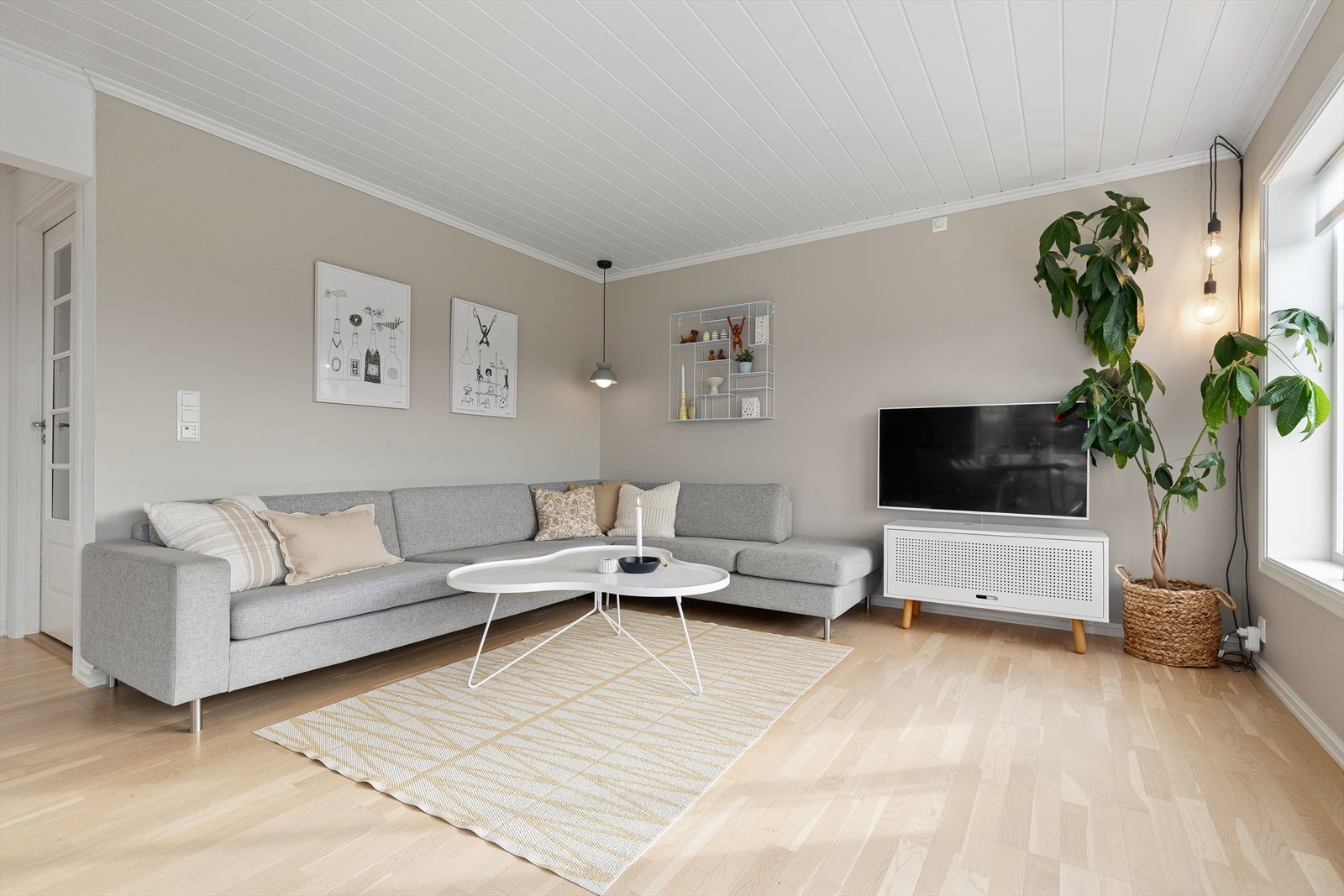 Vegg- og takoverflater er holdt i lyse og tidsriktige farger. Galleribilde