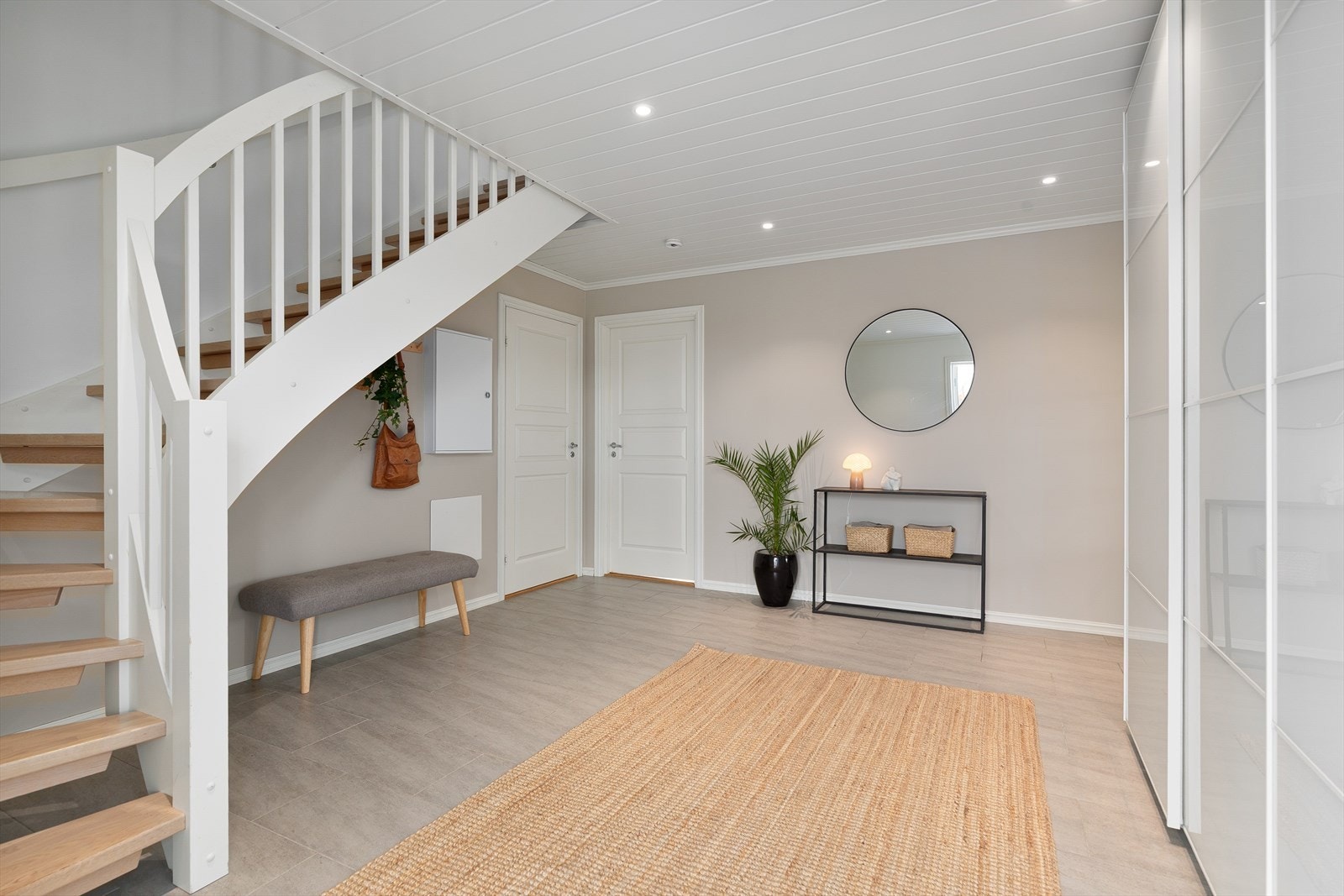 Stilren åpen tretrapp med eiketrinn og hvitmalte detaljer - et elegant blikkfang som binder etasjene sammen. Galleribilde