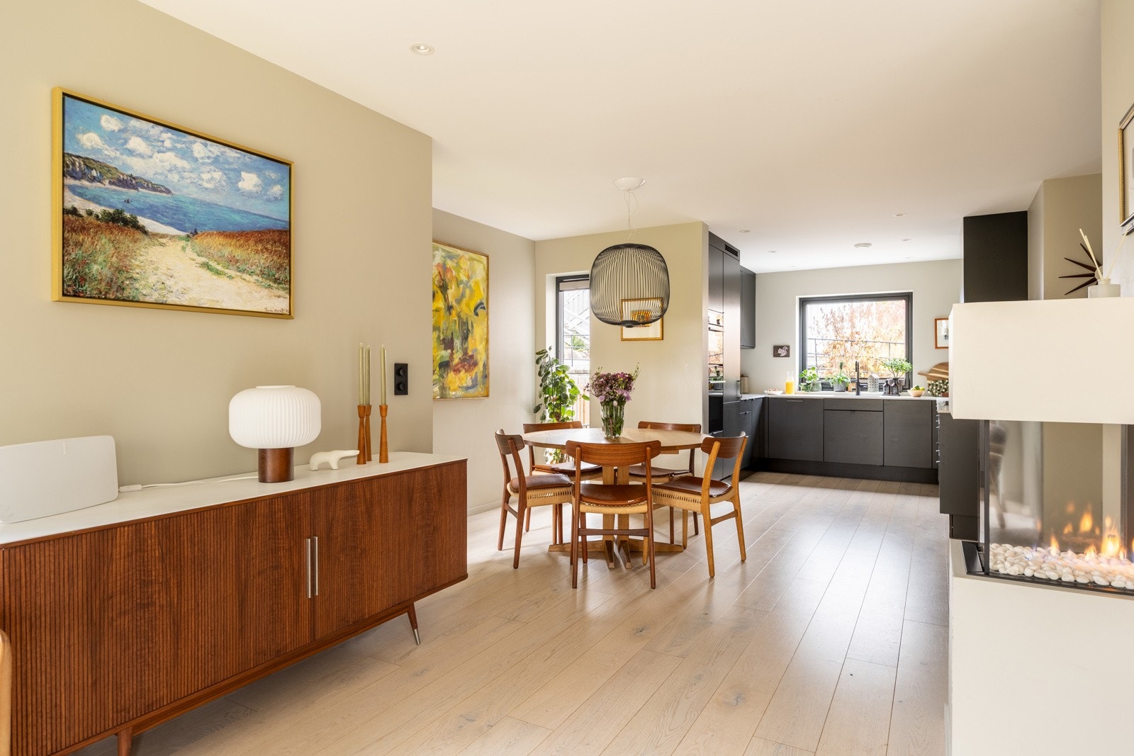 Spisestue med god plass til langbord utenfor kjøkkenet. Galleribilde