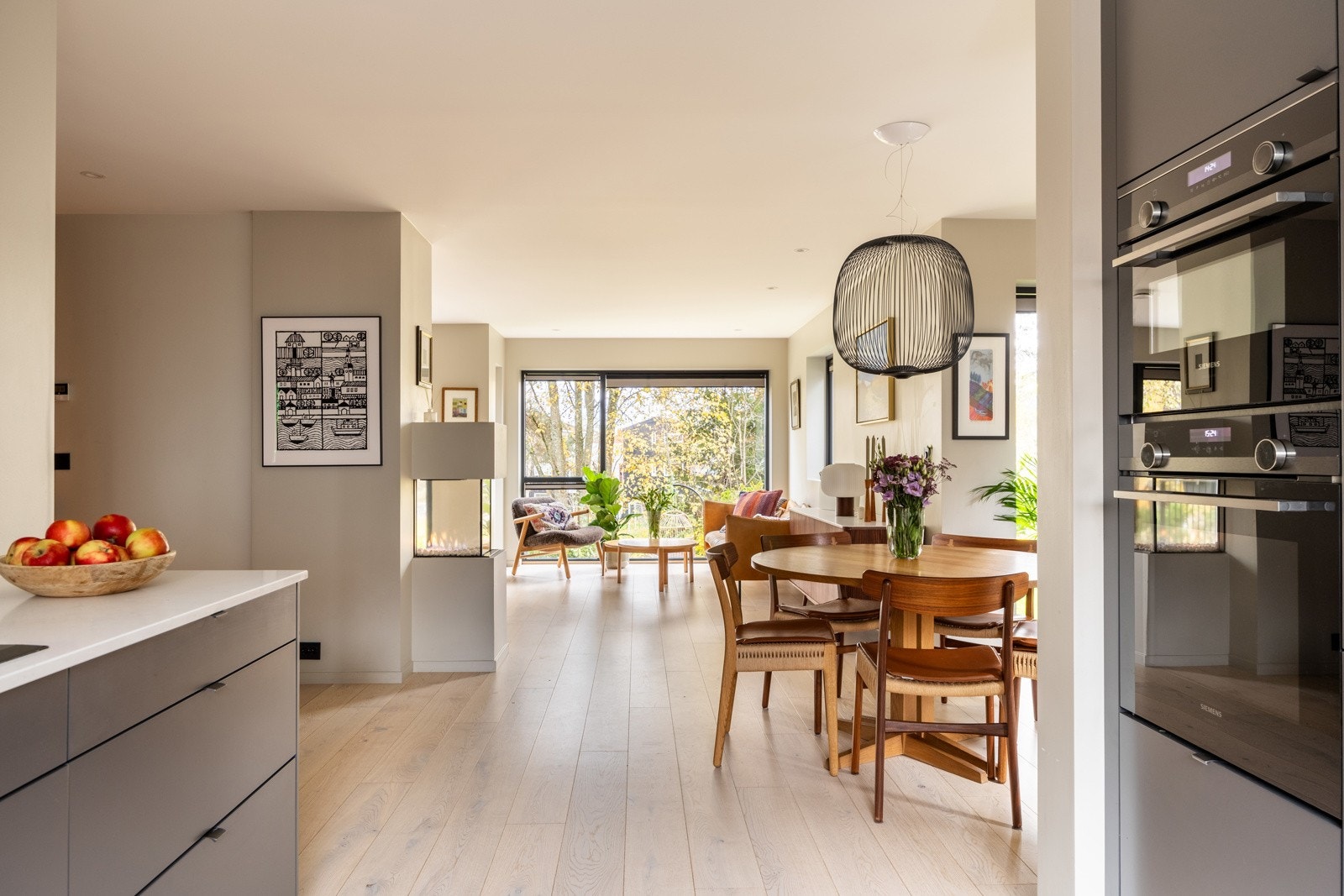 Sosialt og åpent mellom kjøkken/spisetue og stue, samt gjennomgående lys. Integrert komfyr og mikro//ovn fra Siemens. Galleribilde