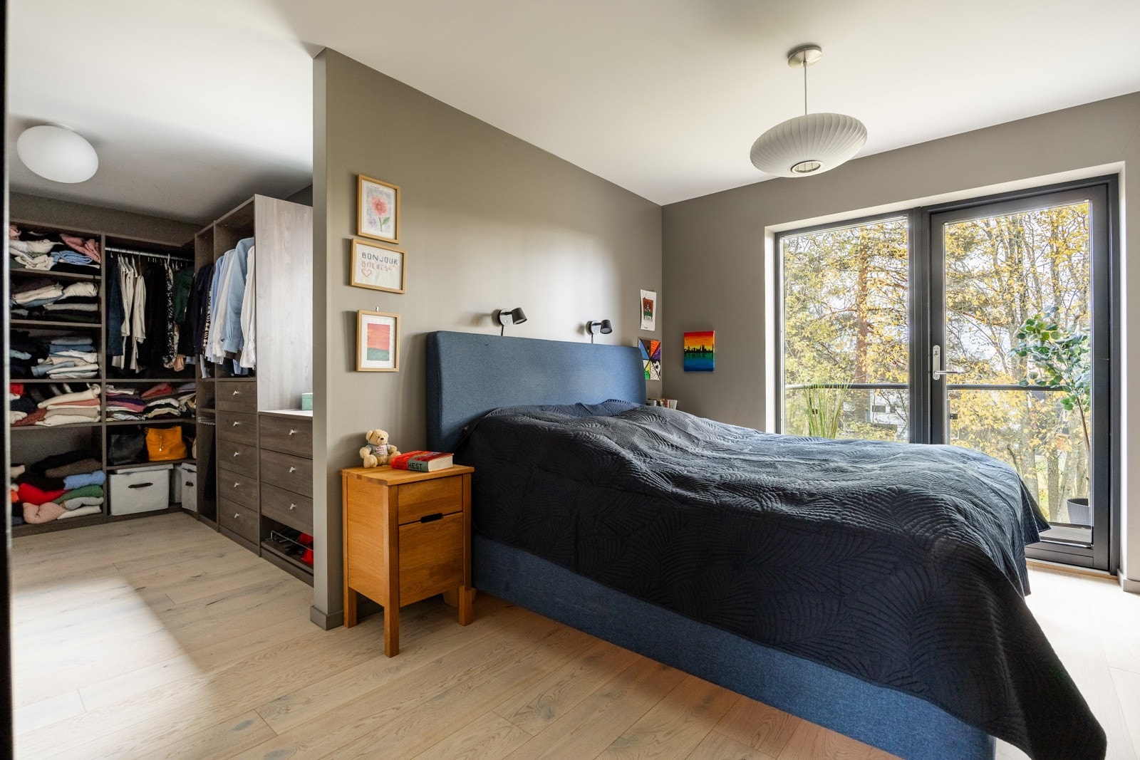 Hovedsoverom (soverom 2 på planskissen) med praktisk walk-in-garderobe - total 19,6 kvm. I tillegg har soverommet direkte inngang til eget bad. Galleribilde