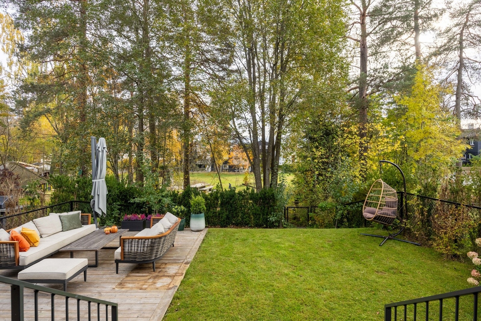 Det er direkte utgang fra stuen i 1.etg til terrasse og hage. I enden av den sydvendte hagen er det etablert port mot Hansemyrparken - svært barnevennlig! Galleribilde