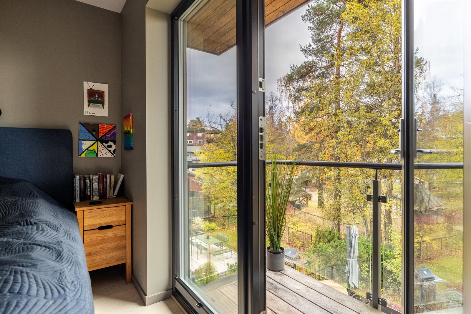 Det er nydelig utsyn mot hagen og Hansemyrparken fra hovedsoverommet og balkongen utenfor (2 kvm sydvendt). Galleribilde