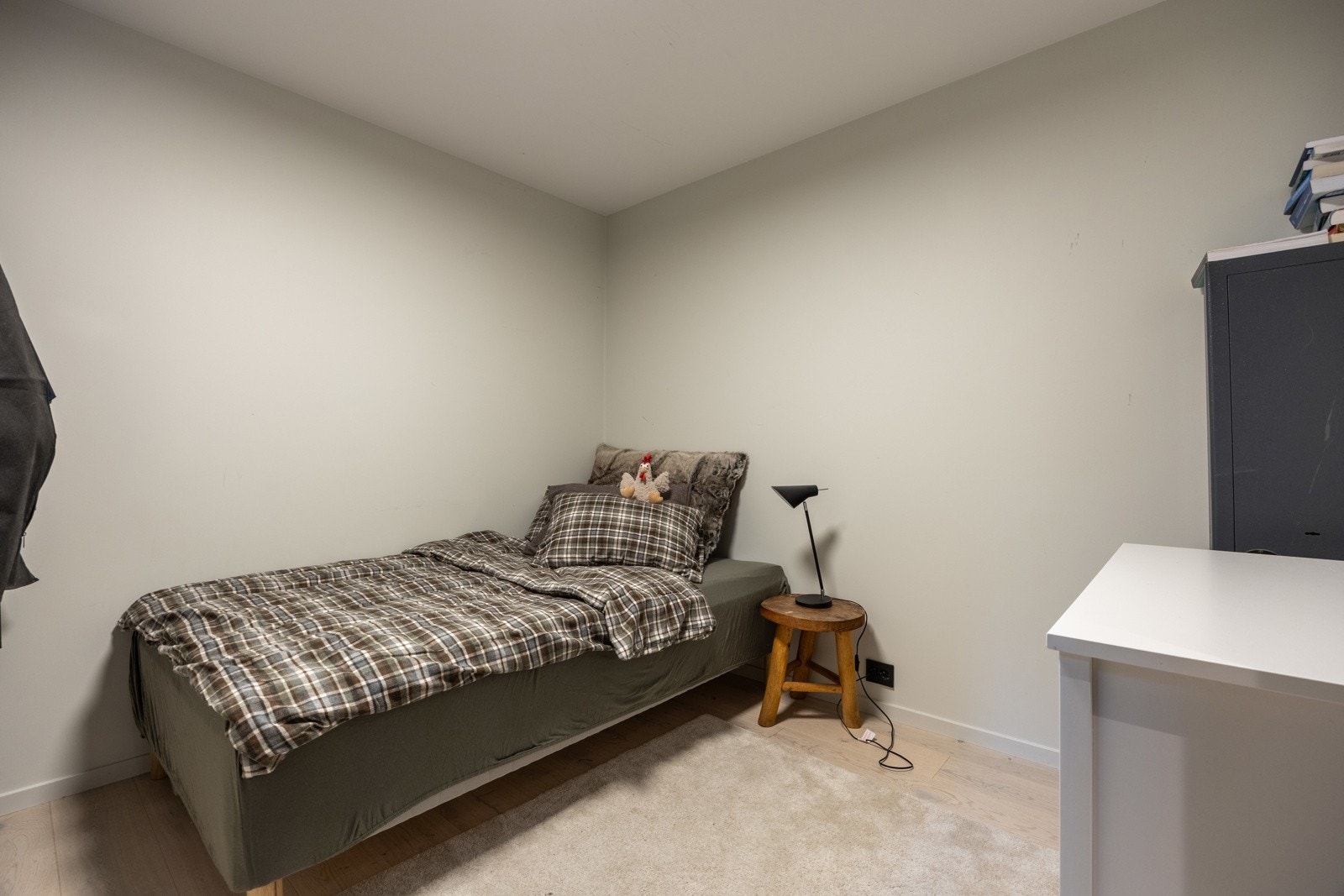 Et stort rom innredet som er innredet som soverom, målt til 8,6 kvm, men er byggemeldt som bod. Rommet har vindu mot trappeløpet. Galleribilde