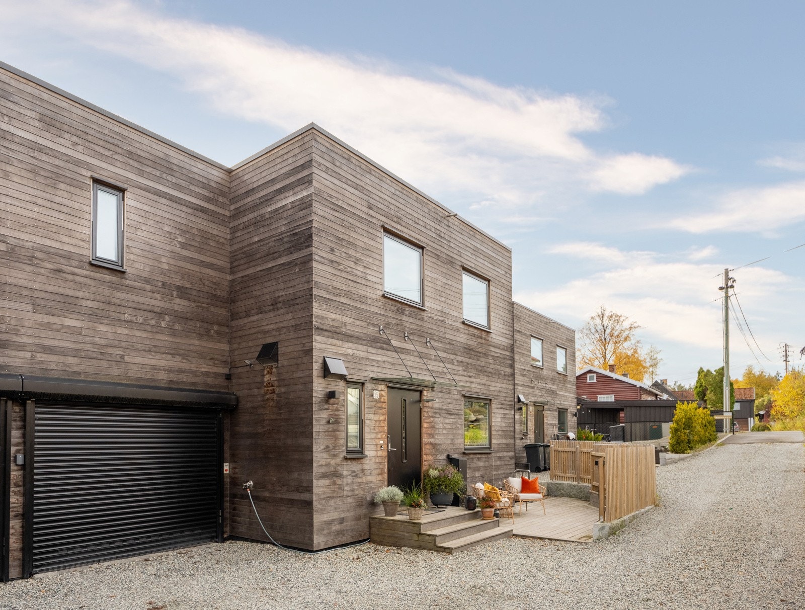 Plass til to biler i garasjen (to plan). Garasjen er utstyrt med bilheis av typen Parklift, som senker bilen ned i terrenget. Rulleport av typen Hörmann RollMatic. Galleribilde