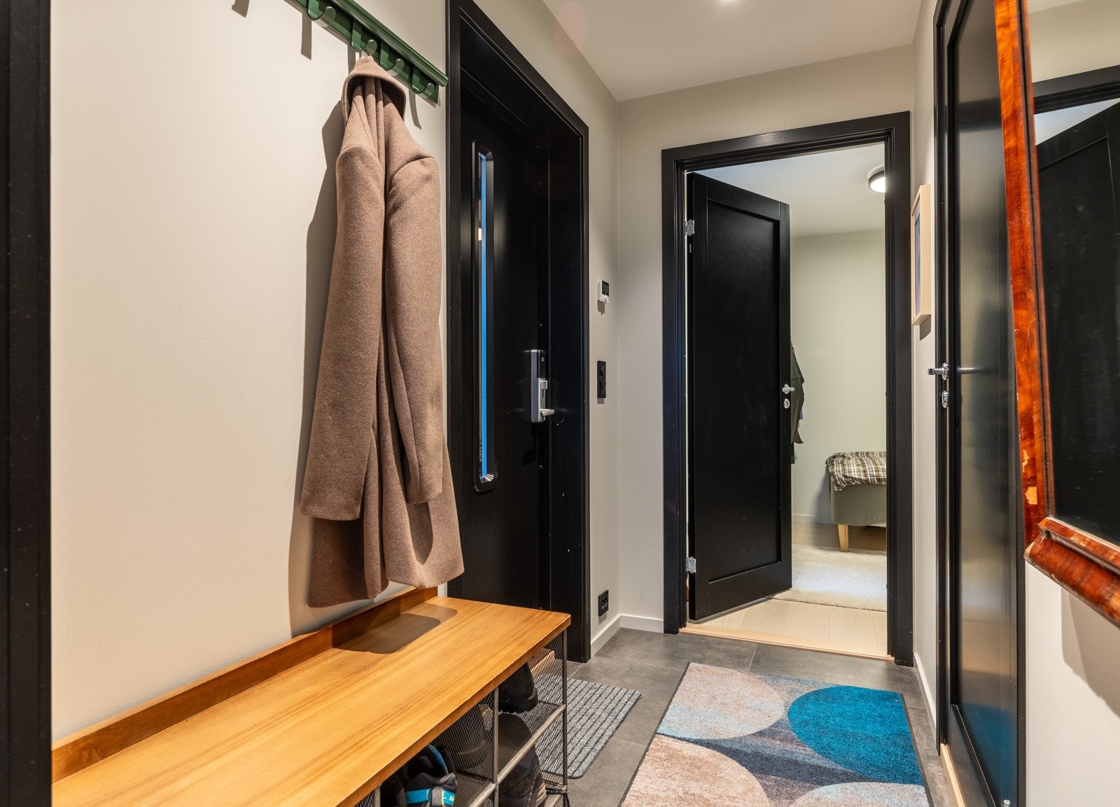 Kjelleretasjen har egen inngang utenfra og innefor ytterdøren med kodelås er det et hyggelig inngangsparti med plass til knaggrekke/kommode. Galleribilde