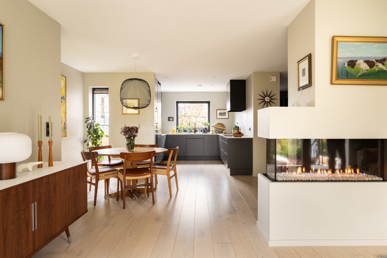 Sett fra stue mot spisestue/kjøkken. Gjennomgående lys fra nord til sør, og vinduer også på gavlen mot vest. Galleribilde