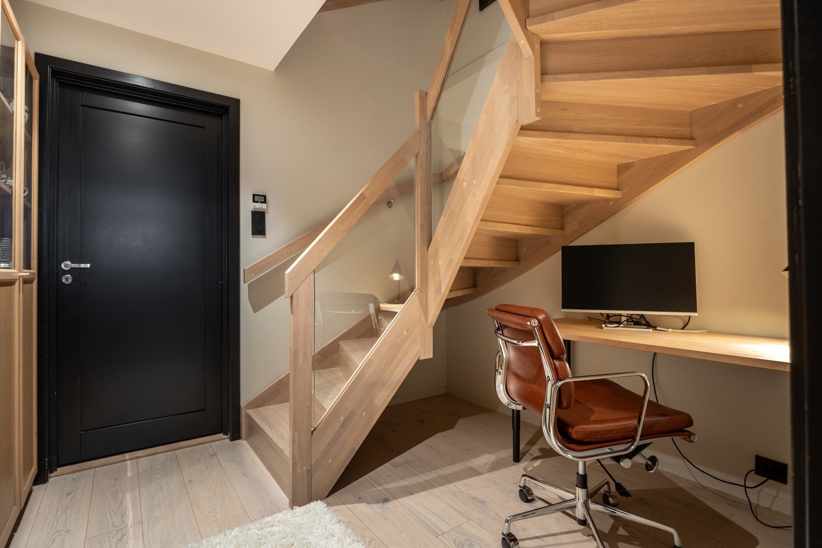 Mellom etasjene i huset er det stilfulle trapper fra Nor-Trapp med eiketrinn. Trappegangen i kjelleren har god plass til garderobeskap og skrivebord. Galleribilde
