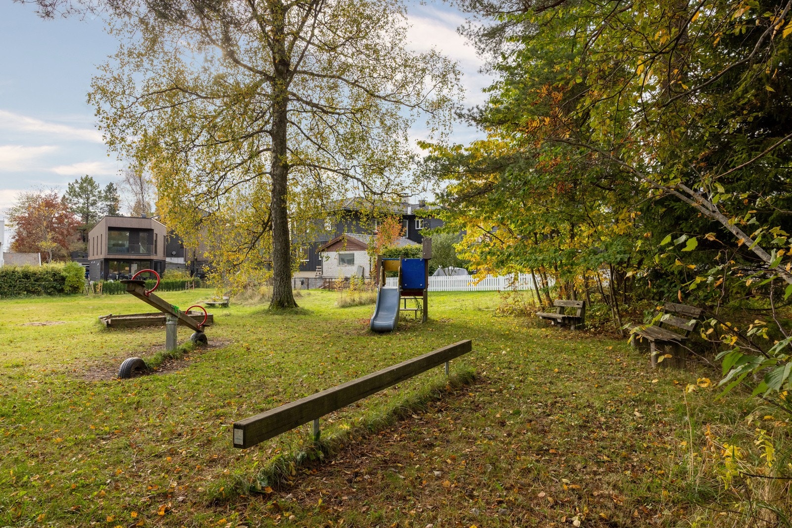 Det går port fra hagen i Åmotveien 55B til parkanlegget i Hansemyrparken. Her er det lekestativ og sandkasse. Grinda til Sognsvann, med mulighet for å koble seg på løypenettet videre mot Ullevålseter, Hammeren og Brekke. Ullevålseter, med sin tradisjonsri Galleribilde