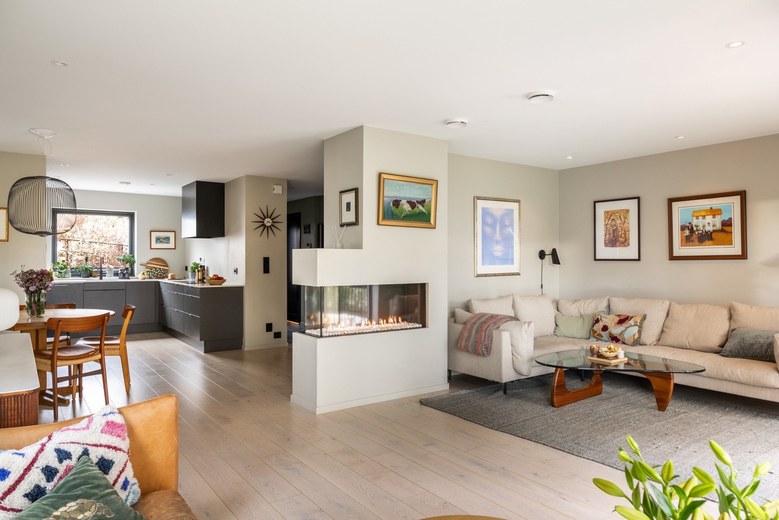 Stue sett mot kjøkken. Galleribilde