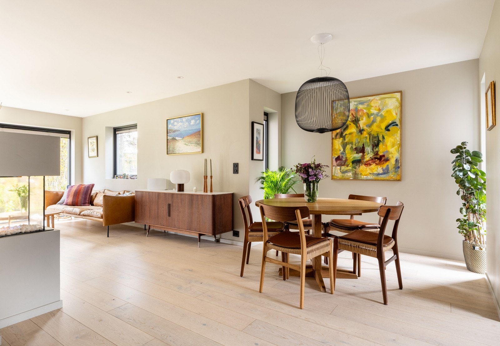 Etasjen har fin flyt med åpne løsninger mellom kjøkken og spisestue, og videre til stuen (-e). Galleribilde