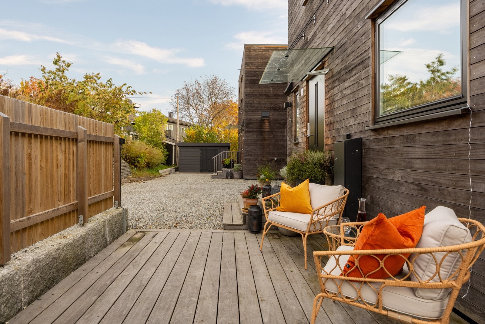 Inngangsparti med terrasse og morgensol. Galleribilde