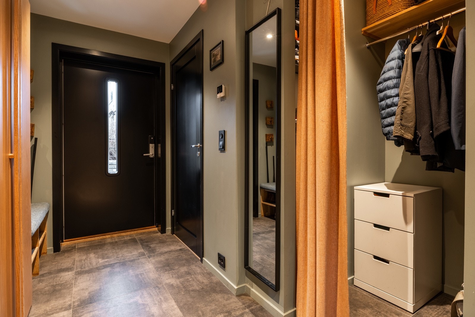 Hovedentréen ligger i 1.etasje og er innredet med fliser på gulv. Rommet har egen nisje for garderobeløsning, i tillegg til en praktisk tilknytning til et separat wc-rom. Galleribilde