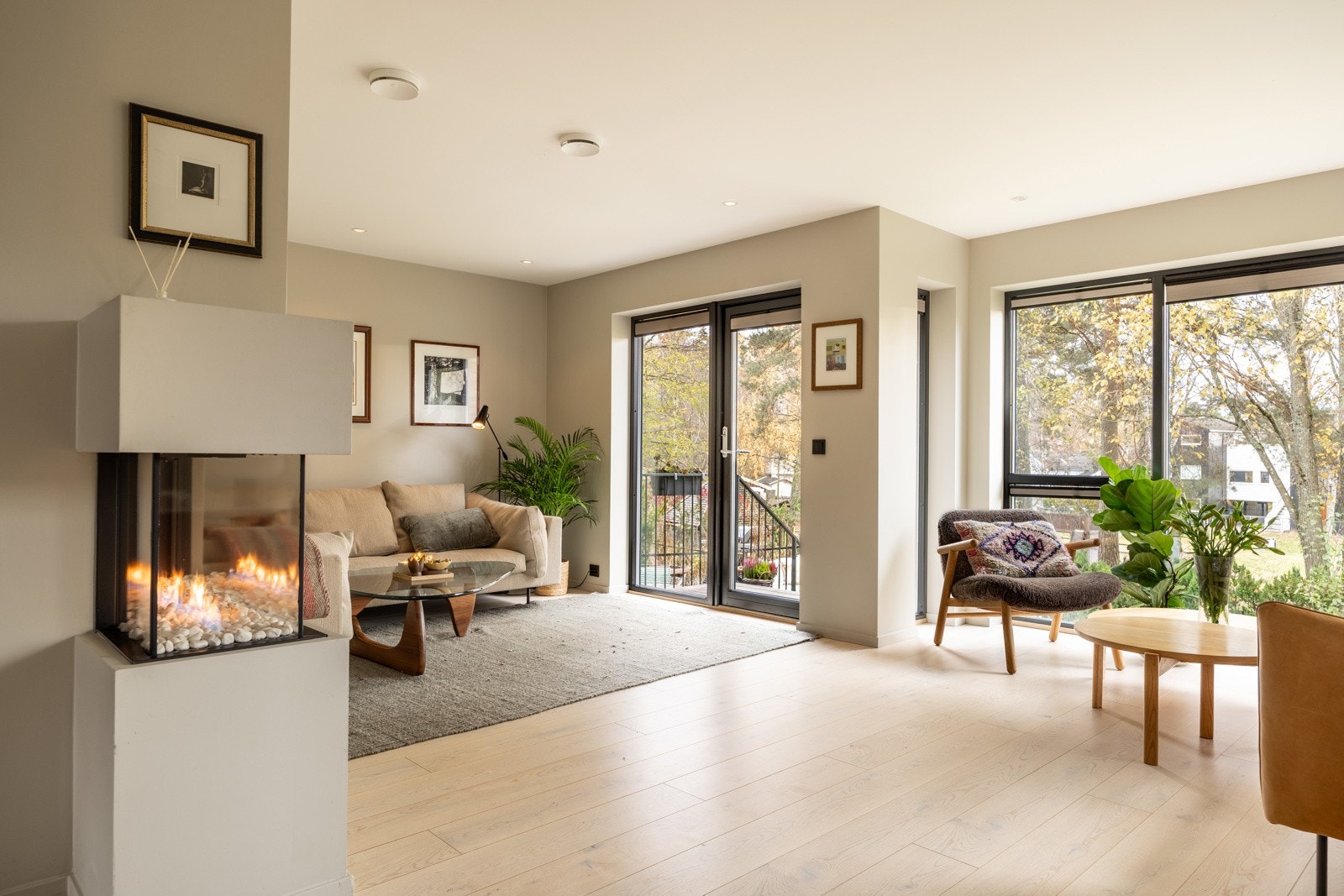 Herlig stue med plass til flere møbelgrupper og en flott gasspeis som gir fin atmosfære. Det er vannbåren gulvvarme i alle gulv. Store vinduer og balkongdør mot hagen. Galleribilde