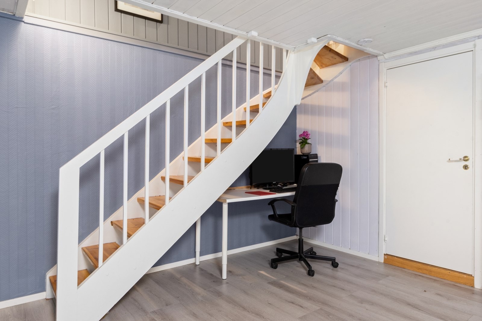 Og en aldri så liten hjemmekontor plass under trappa. Her er det også inngang til vaskerom. Galleribilde