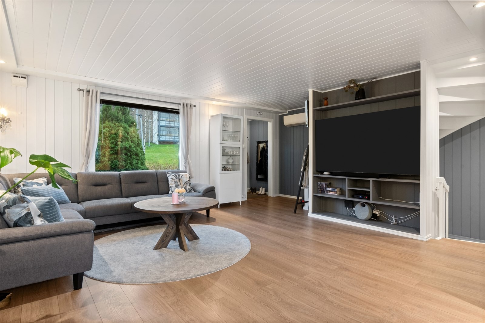 Praktisk plassbygget multimediehylle! Super plass til alt som har med TV-titting å gjøre. Her har selger også fjernet døra ned til underetasjen. Galleribilde