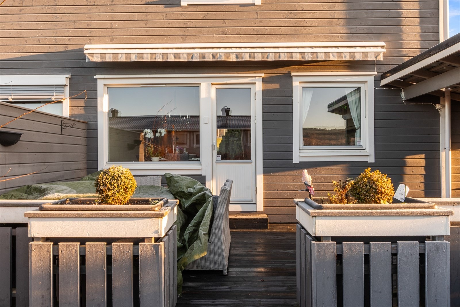 Elektrisk markise som skjermer godt når varmen slår inn for fullt! Galleribilde