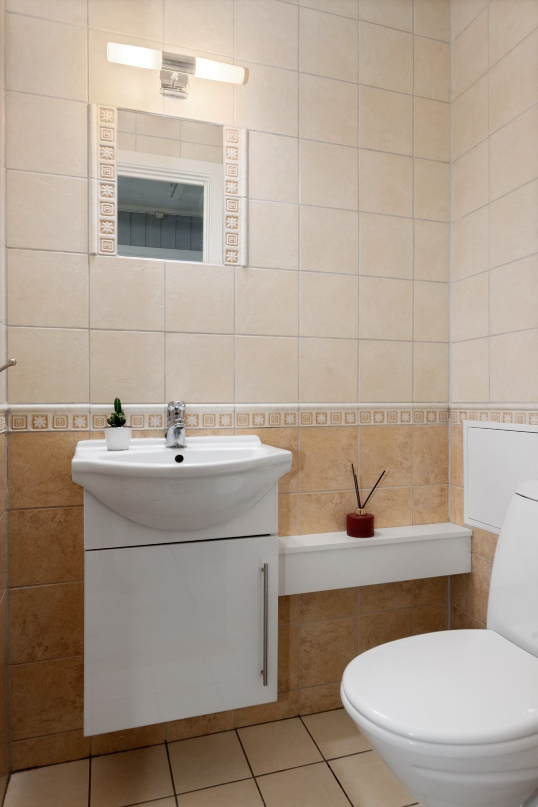 Fin liten vask med underskap Galleribilde