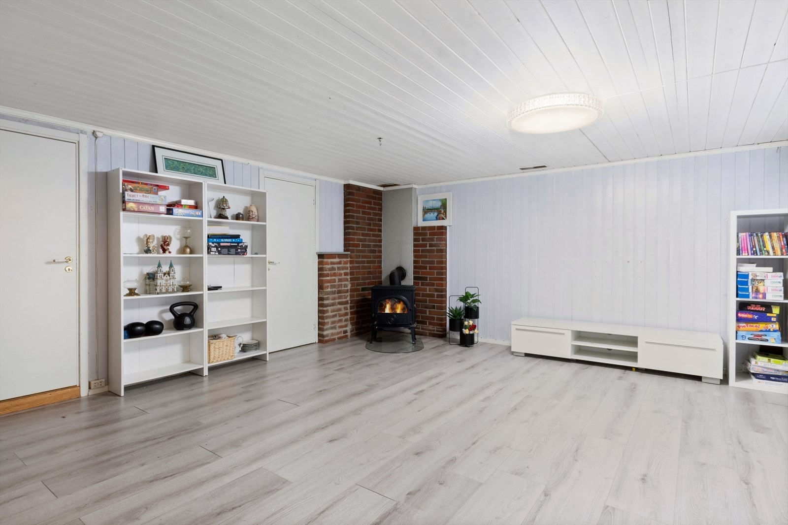 Stor og lys kjellerstue med vedfyring og mange bruksmuligheter... Galleribilde