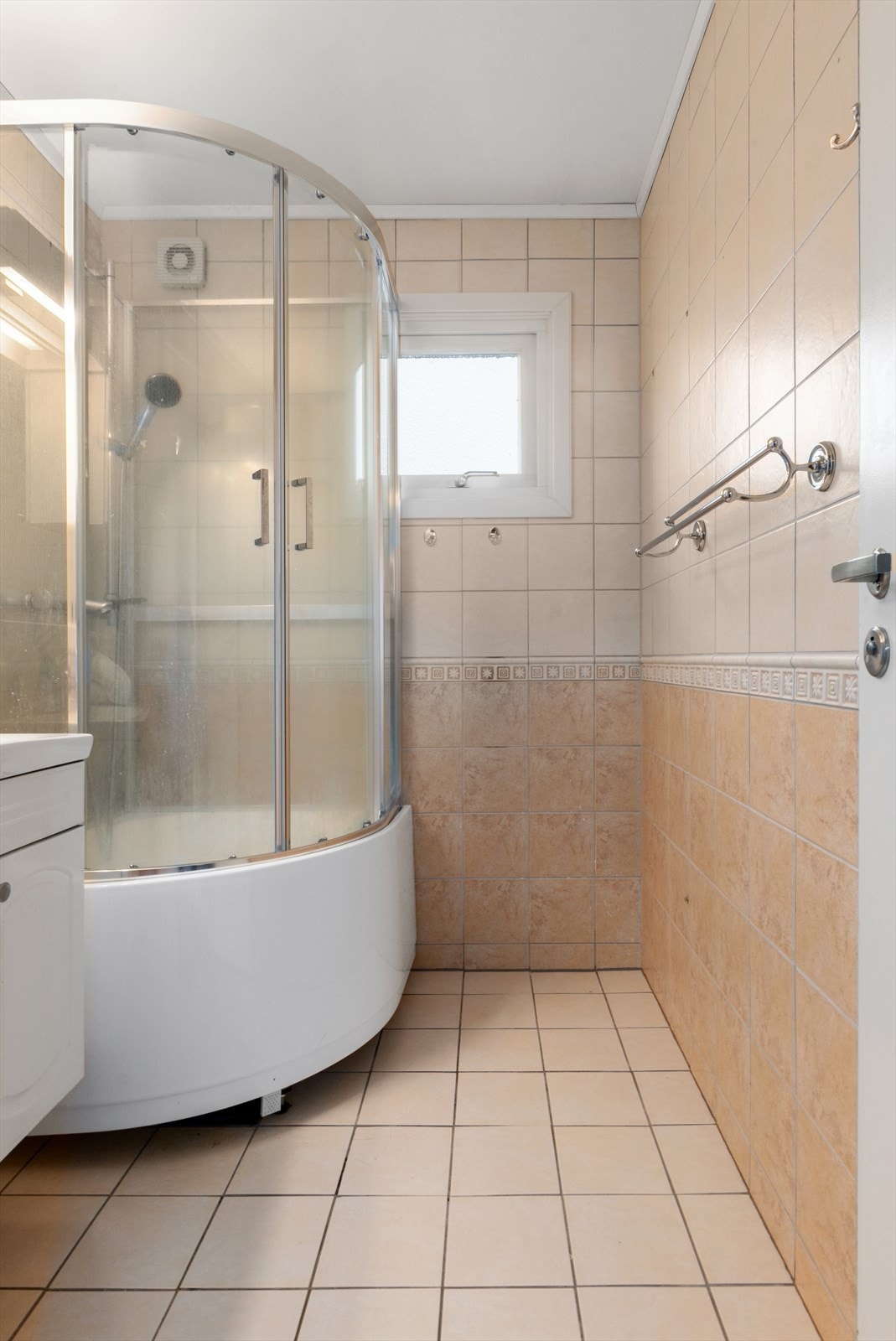 Flislagt fungerende bad med kombi dusjkabinett/barnebadekar Galleribilde