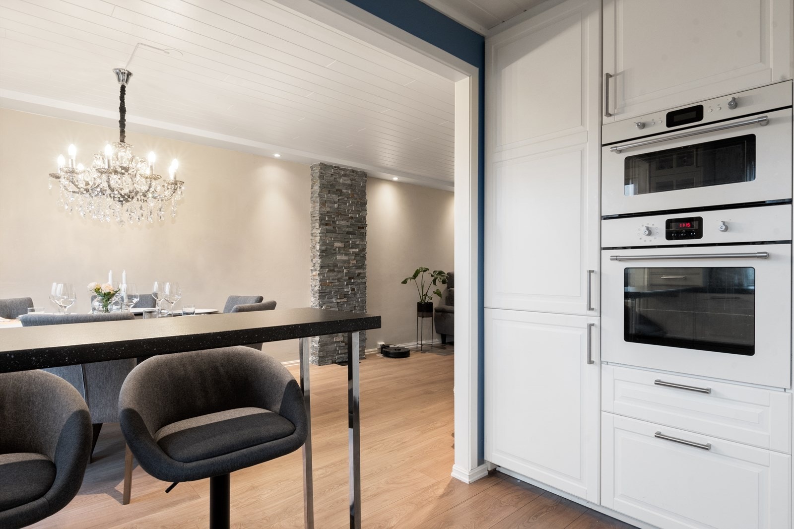 Kjøkkenet er komplett med hvitevarer så her er det bare å flytte rett inn og trylle frem de lekreste retter. Galleribilde