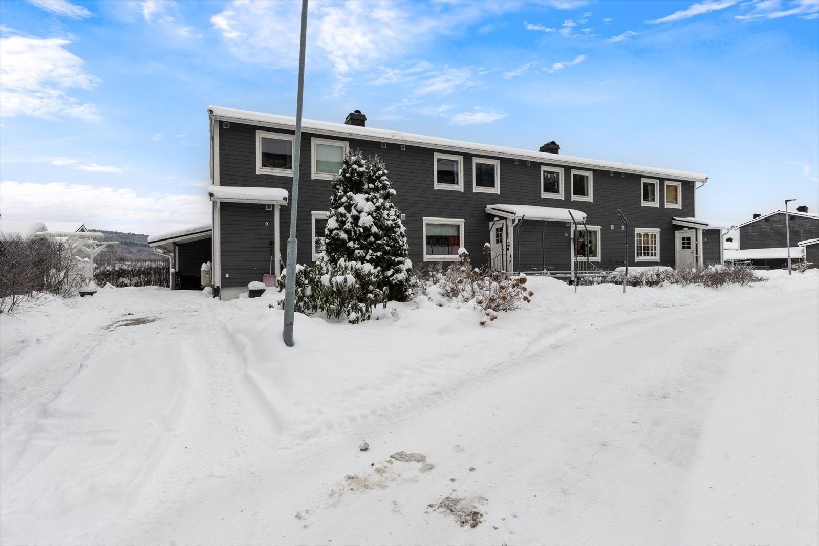 Praktisk parkeringsplass ved siden av rekkehuset. Galleribilde