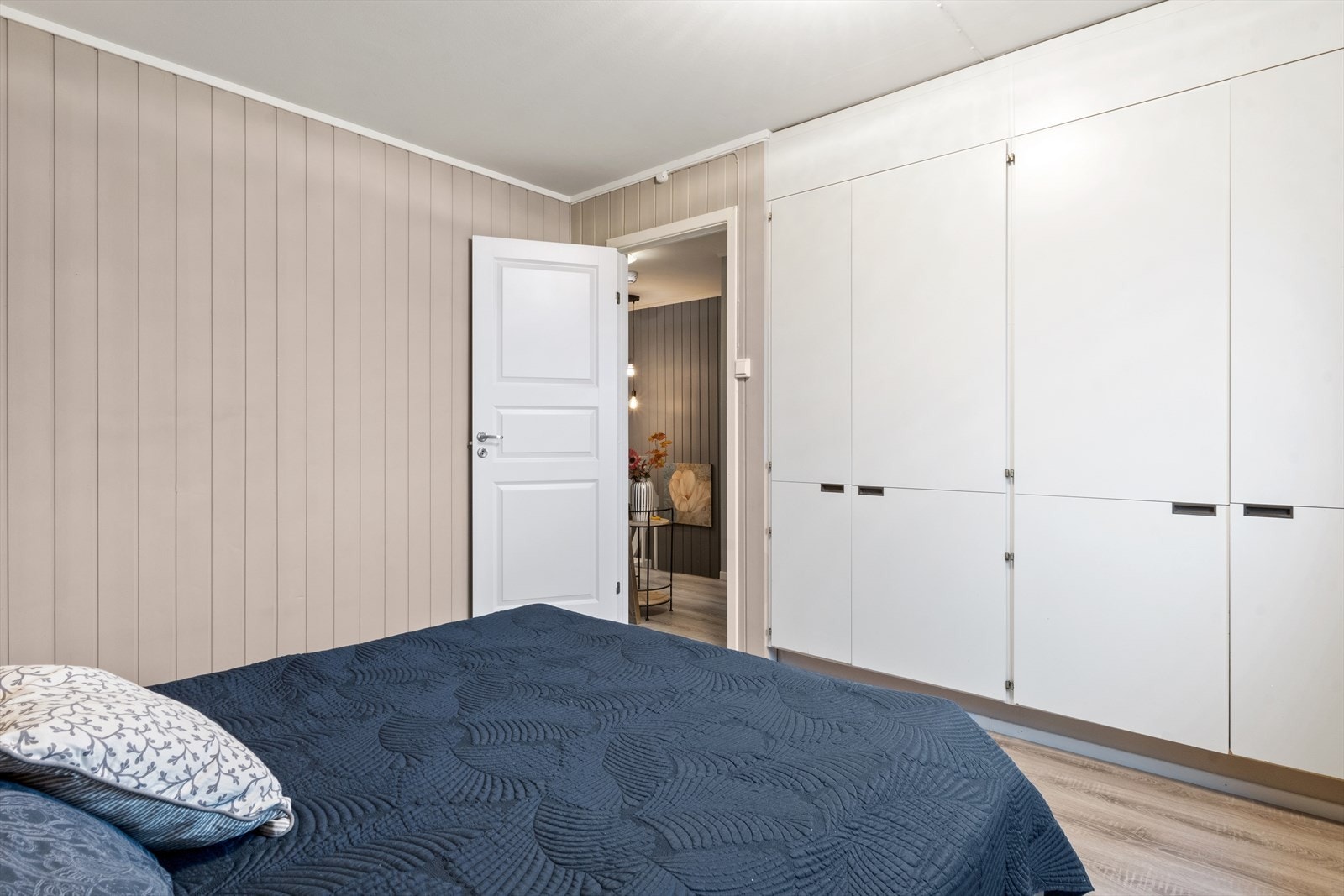 Her er det mye garderobeplass - skapene er fra byggeåret, så kan hende de skal oppgraderes ? Galleribilde