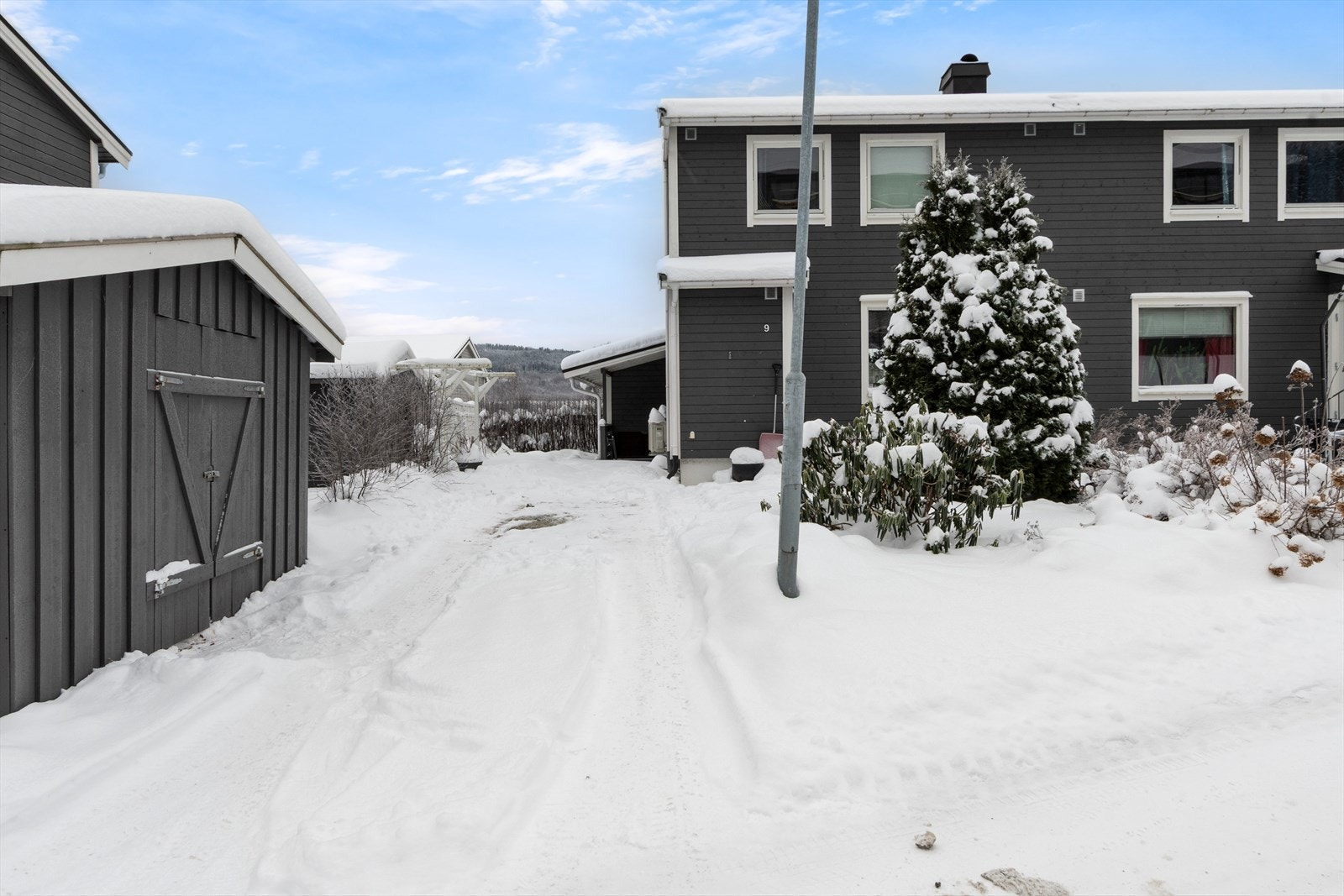 En liten utebod med plass til snøskuffe og gressklipper! Galleribilde