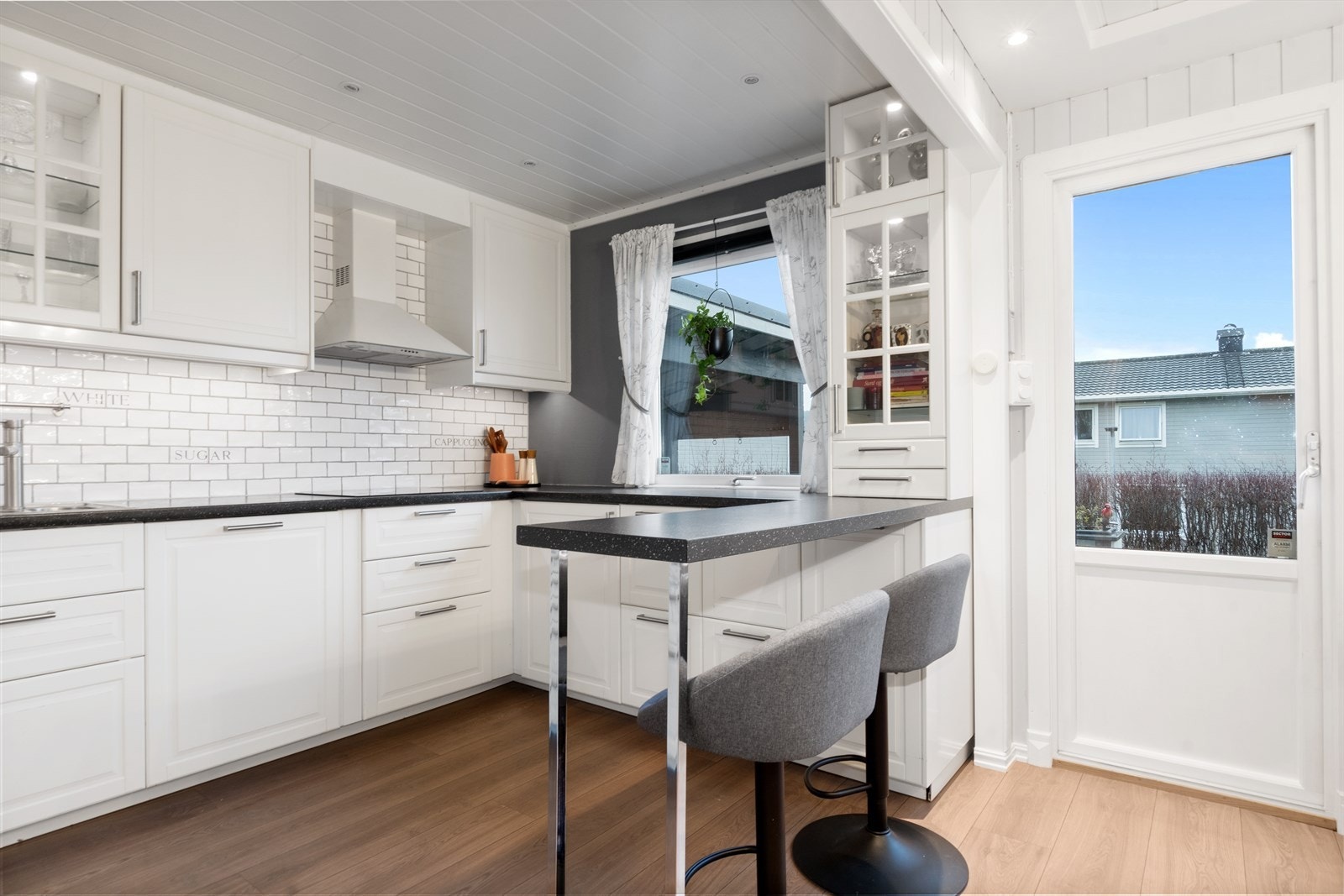 Fint med plass til å drikke morgenkaffen ved kjøkkenet - eller te om man ønsker det ;) Her er det også utgang til terrassen. Galleribilde