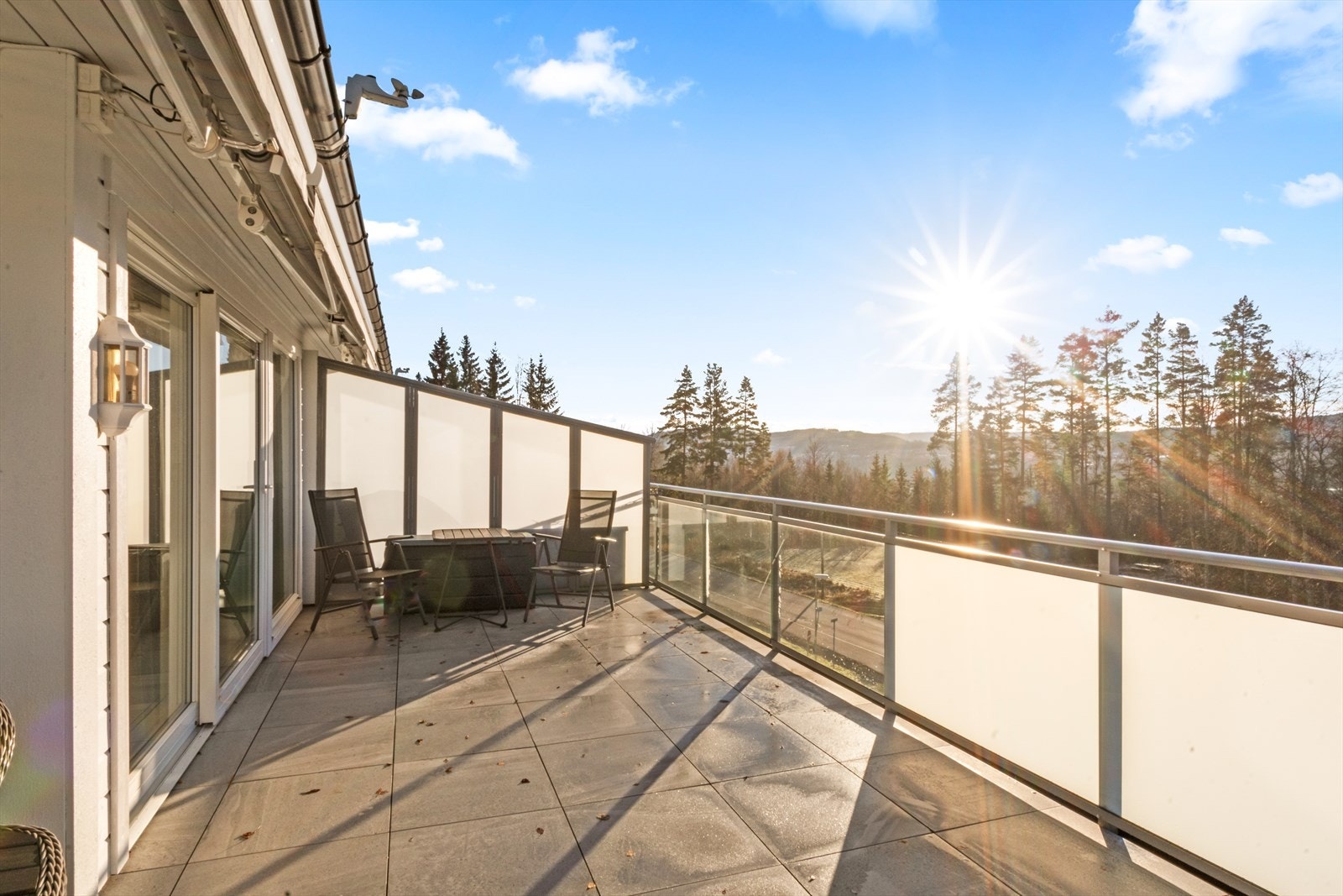 Solrik terrasse med motorisert markise. Terrassen er romslig og har god plass for flere sommerlige "soner"! Galleribilde