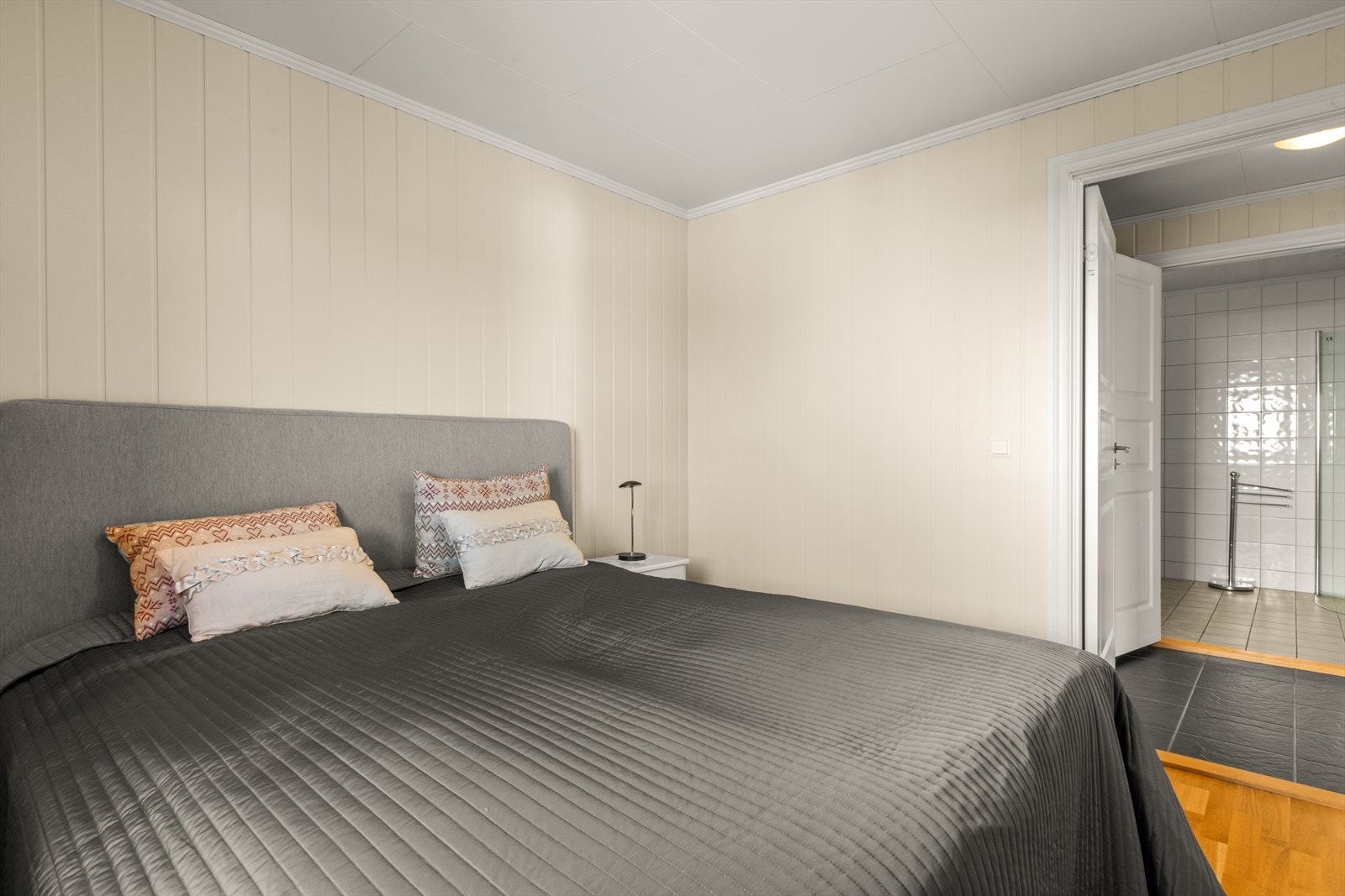 Soverommet er beliggende på andre siden av gangen fra badet. Galleribilde