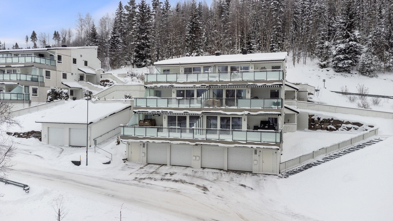Boligen er flott beliggende i nærheten av skogen med flotte turområder året rundt! Galleribilde