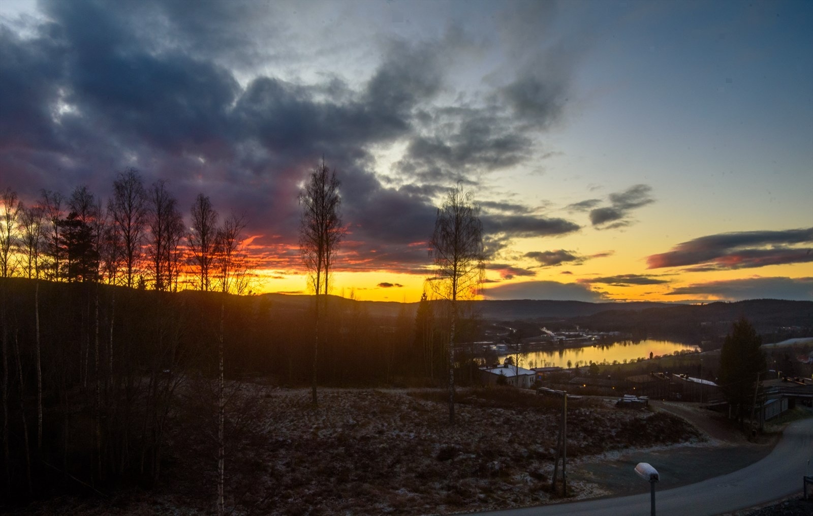 Solen på vei ned over Glomma en kald november kveld! Galleribilde