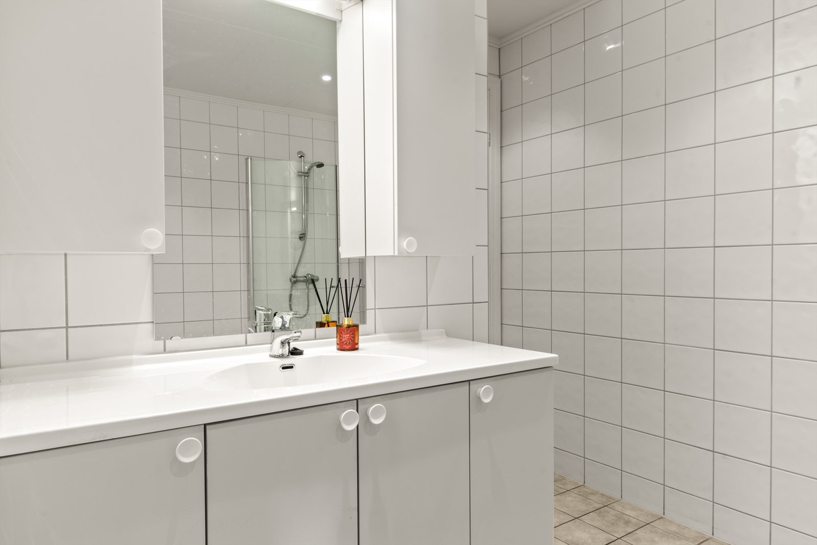 Badet er fra 2014 men er tatt godt vare på ! Godt med skapplass er det også. Galleribilde