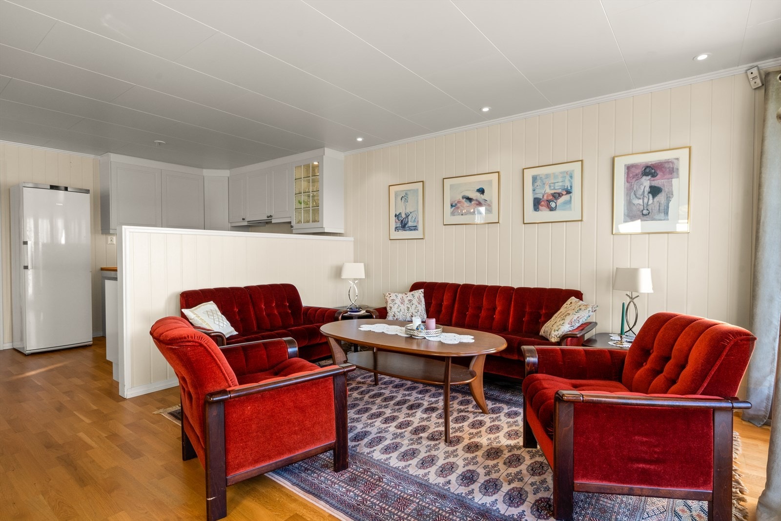 Stuen er romslig og har flere møbleringsmuligheter. Galleribilde