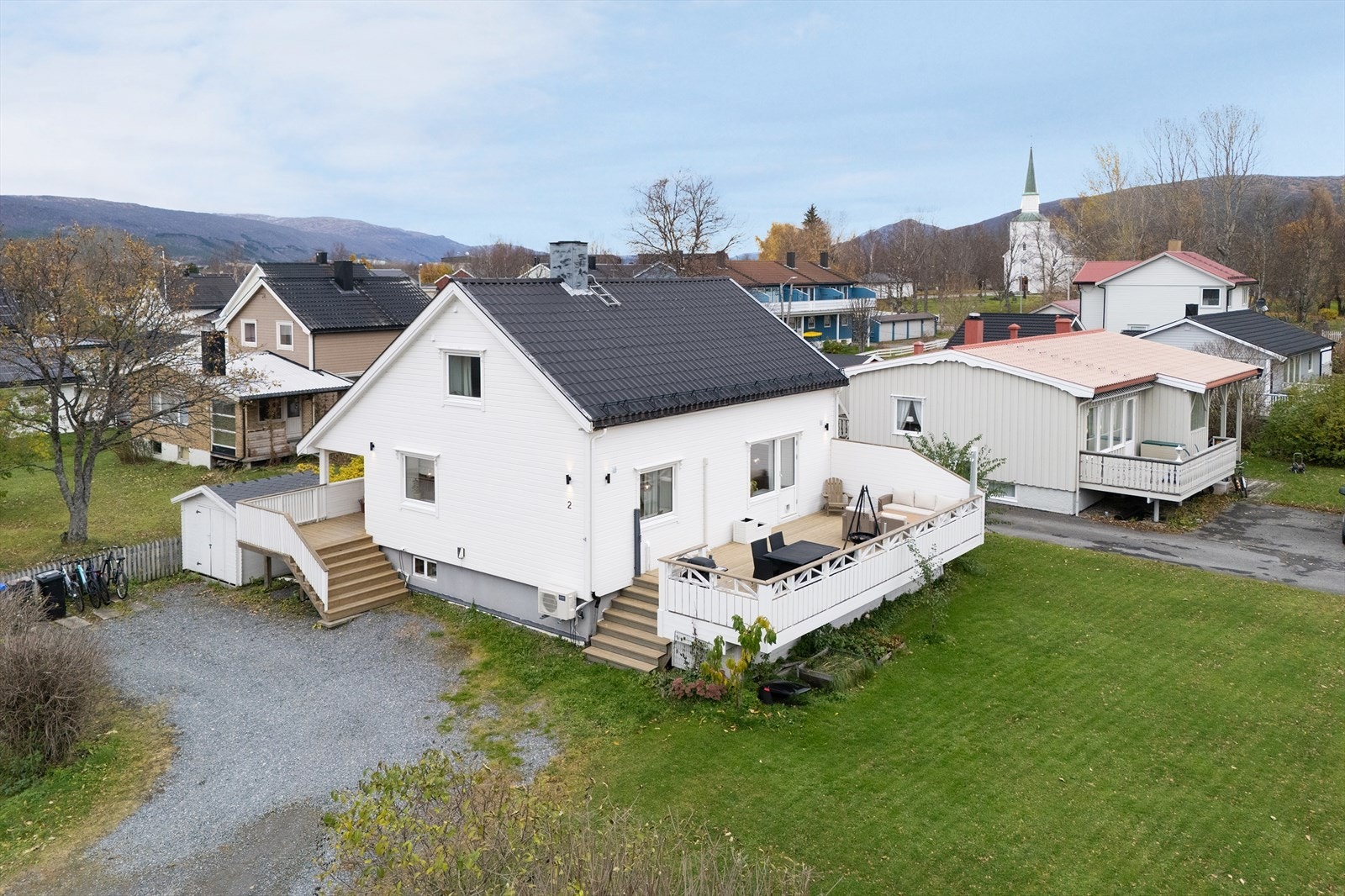 Nytt ståltak i 2000, vann og avløp inn til boligen skiftet i 2006, dreneringen fra 2009 samt utvendig etterisolert med ny kledning på 3 sider i perioden 2010 - 2014 Galleribilde