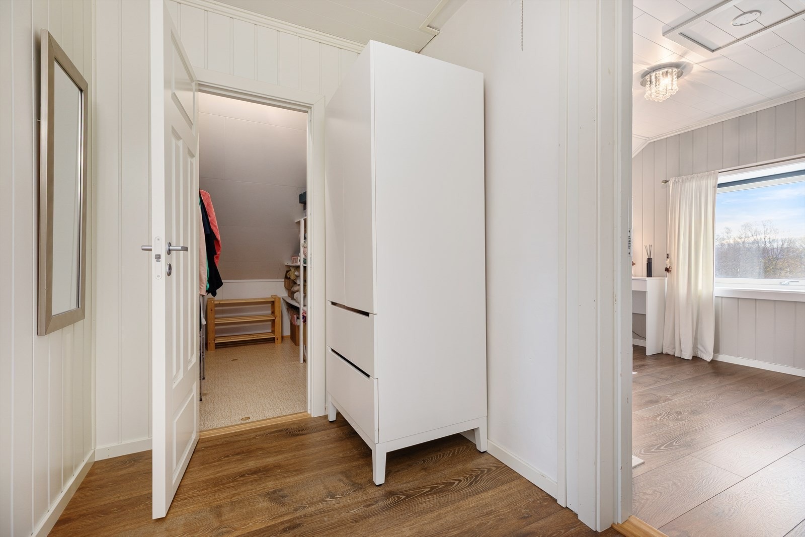 Praktisk bod inn døren til venstre Galleribilde