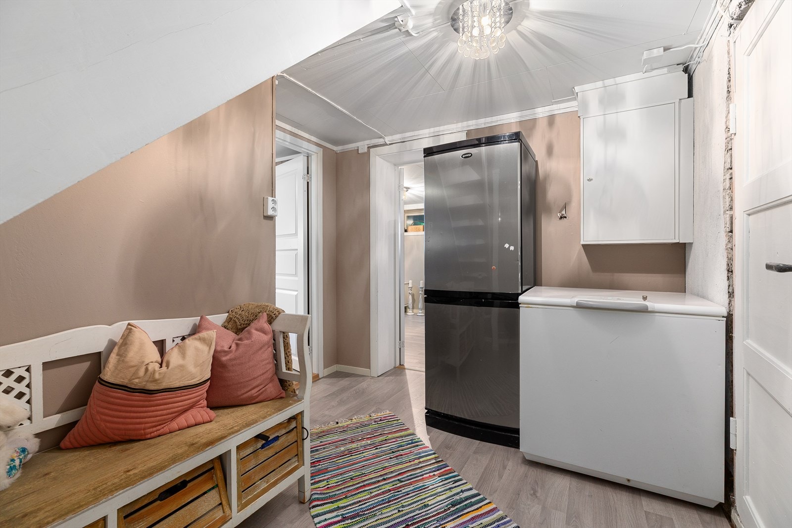 Fordelingsskap fra 2012 i kjeller med 13 automatsikringer og ett overbelastningsvern montert av Indre Salten Installasjon. Galleribilde