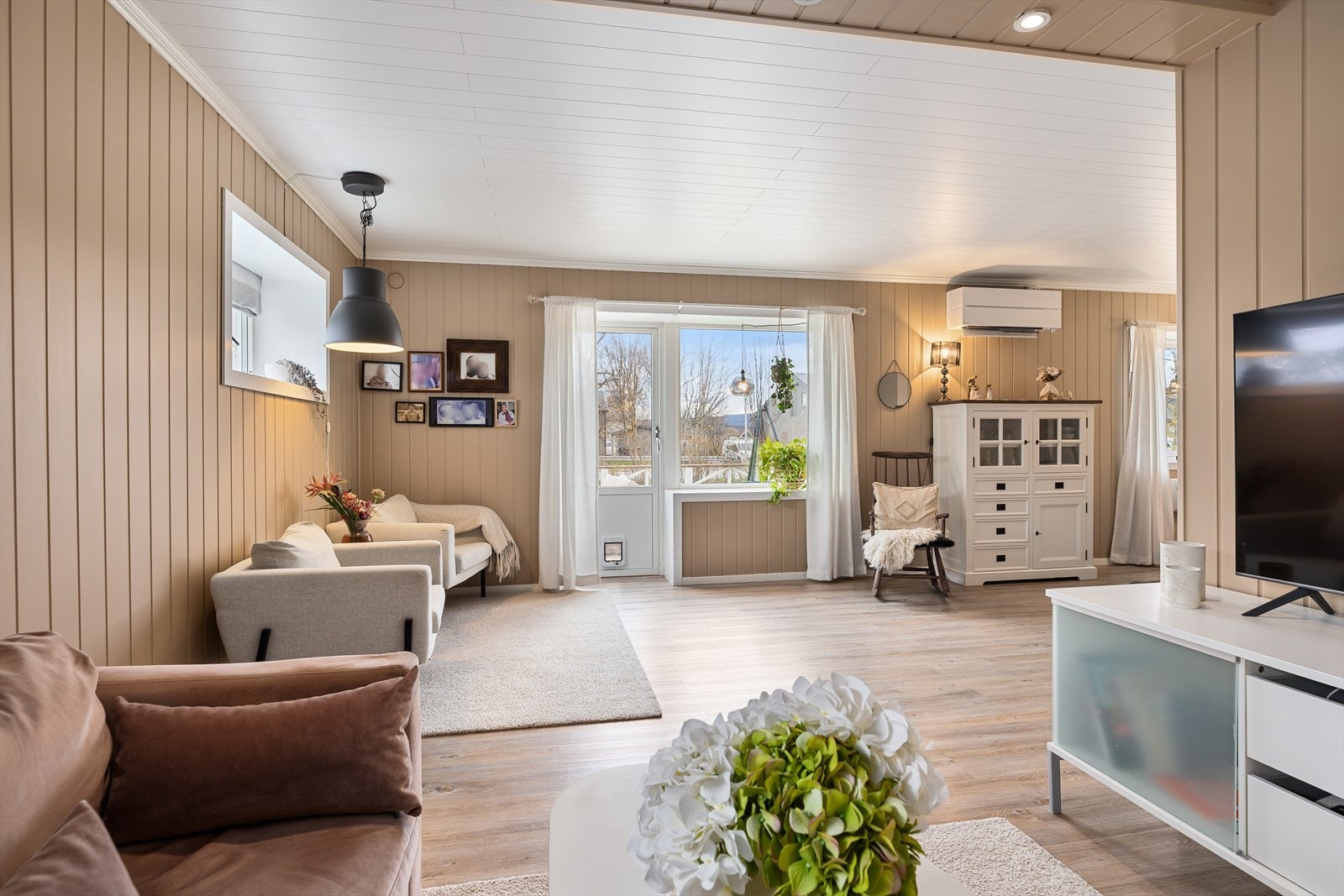 Utgang til stor terrasse mot sør Galleribilde