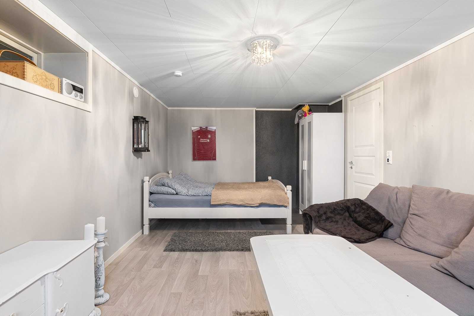 Vinduer i soverom i kjeller tilfredsstiller kravene til rømningsvei, men rommene er ikke bruksendret. Se prospekt. Galleribilde