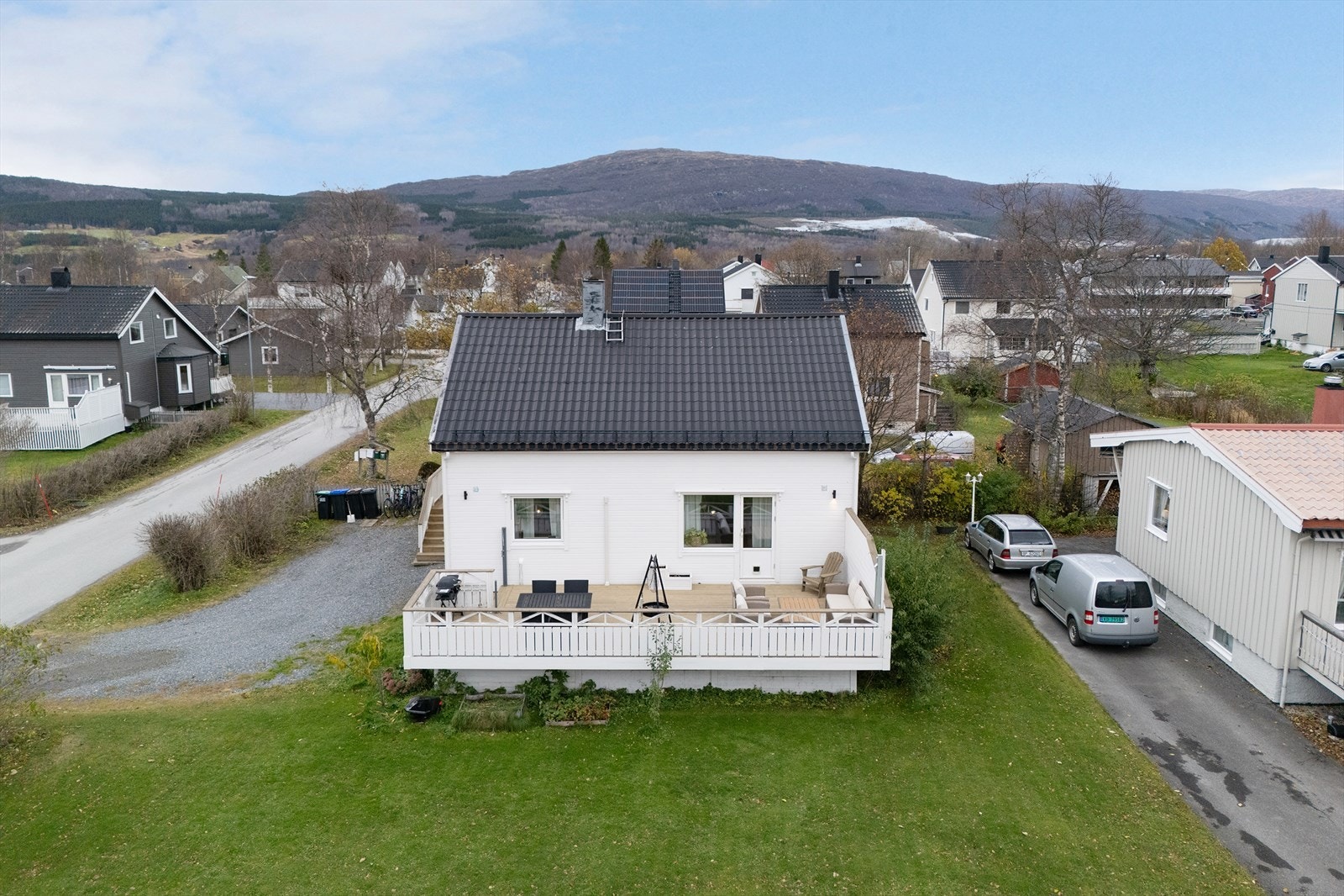 Enebolig med sentral beliggenhet ca. 900 meter fra sentrum. Kort gangavstand til barnehage, skoler, fotballbane og Fauskebadet med badstue, boblebad, terapibasseng Galleribilde