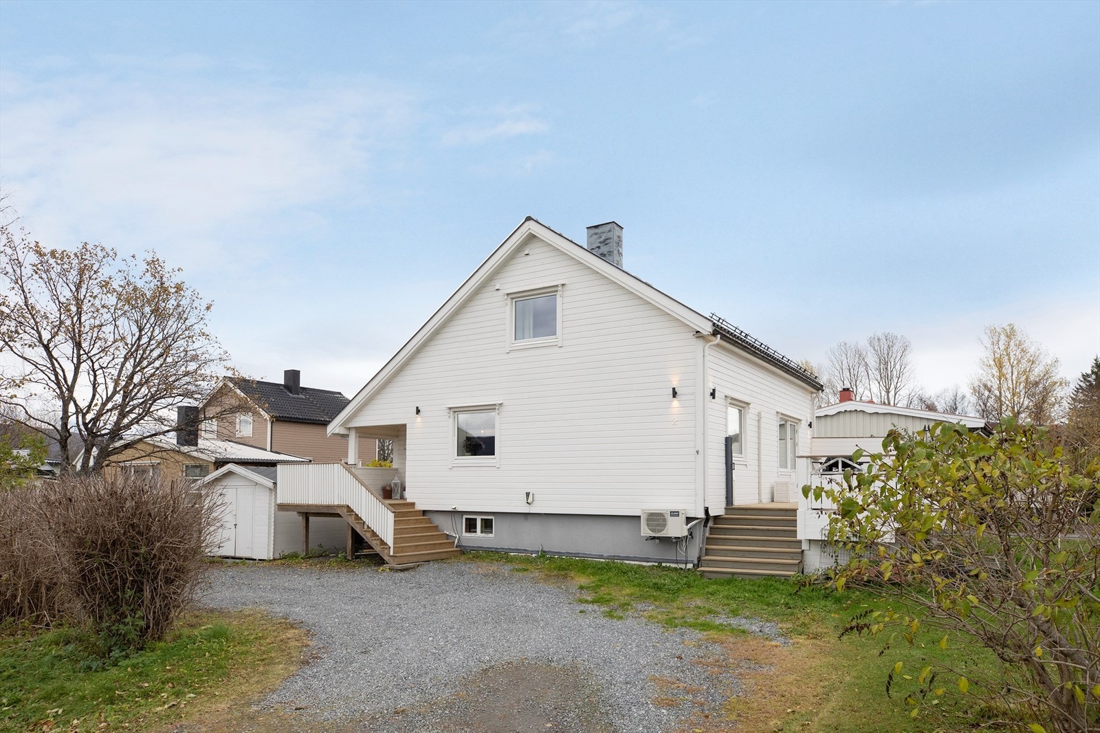 EL-bil ladder montert på vegg ved inngangstrappen i 2022. Galleribilde