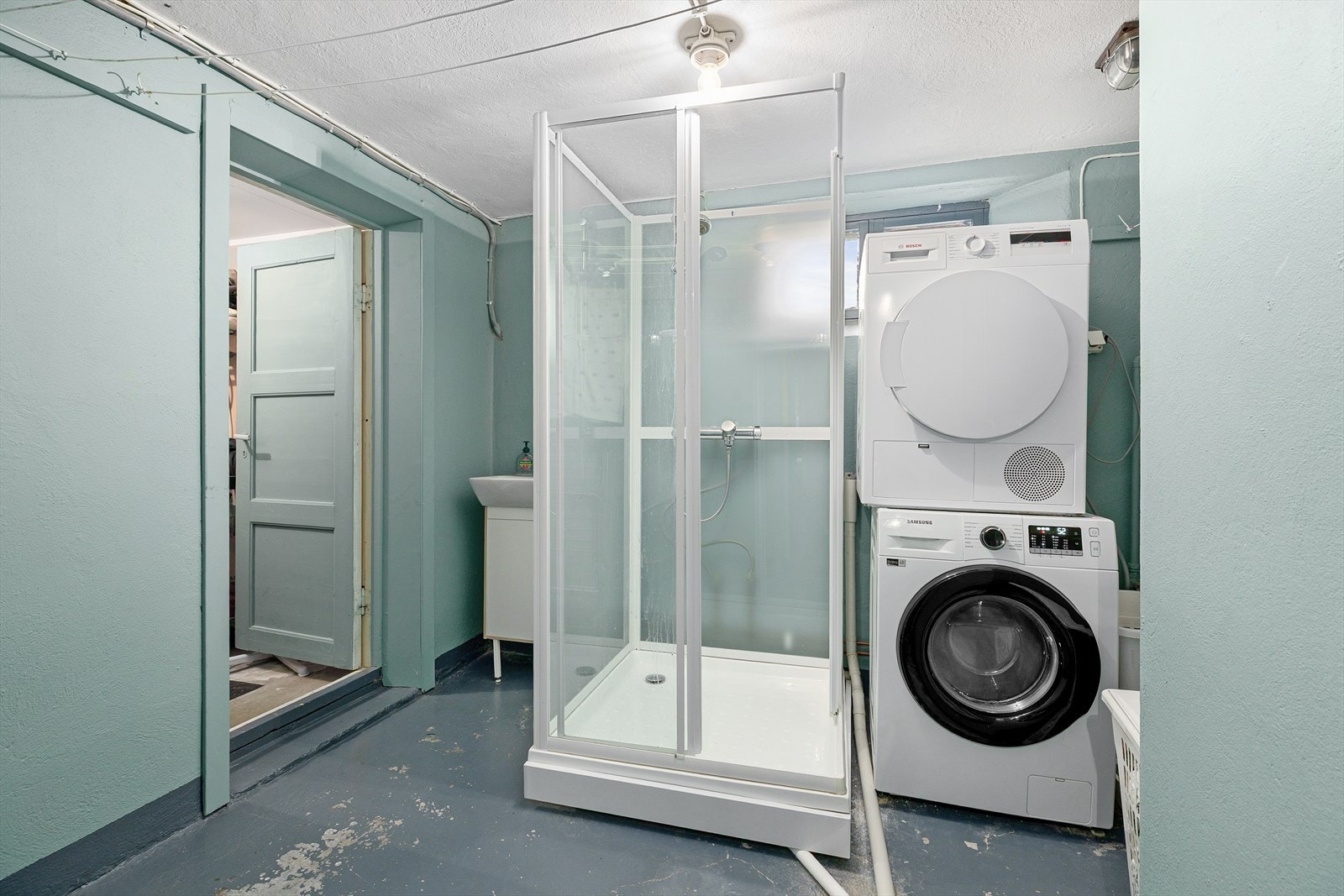Vaskerom kjeller med dusjkabinett. Varmtvannstank fra 2011 i rommet på ca. 200 liter Galleribilde